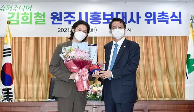 El famoso artista Kim Heechul siendo nombrado embajador de Relaciones Públicas en Wonju. Foto: MK.CO