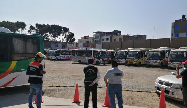 Personal de Defensa Civil inspeccionó terminales de buses. Foto: MPT