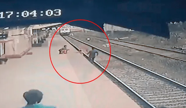 Las cámaras de seguridad de la estación de trenes captaron el preciso instante en que un trabajador ferroviario logró auxiliar a un niño. Foto: captura de YouTube