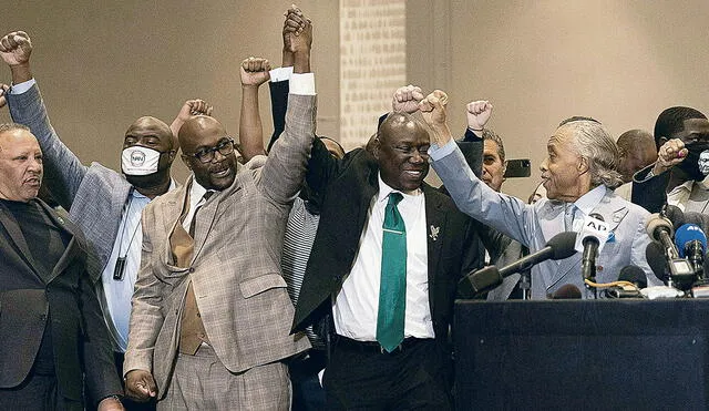 Cantan victoria. La defensa de la familia celebró el resultado luego de 10 horas de deliberación de los jueces. Foto: AFP