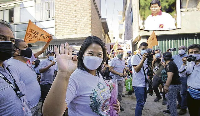 A pie. Keiko Fujimori caminó por Cantagallo. Visita distritos cercanos en tanto sigue sin recibir autorización para dejar la capital. Foto: John Reyes/La República