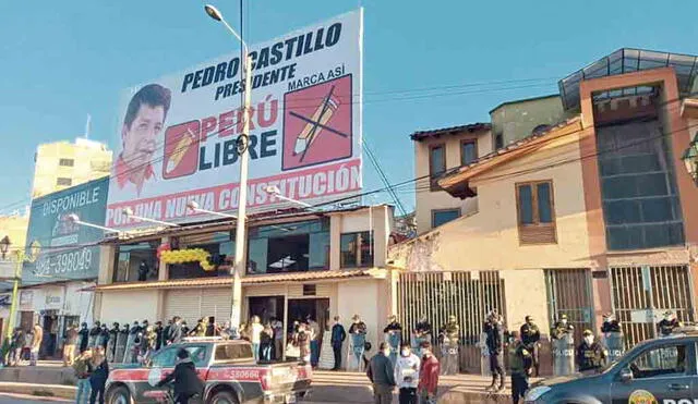 Cientos de personas acudieron el último sábado a inauguración de local en Cusco.