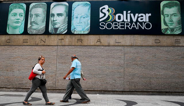 En Venezuela cada vez se usan menos los bolívares (moneda oficial), mientras gran cantidad de personas se refugian en los dólares ante la alta inflación. Foto: AFP