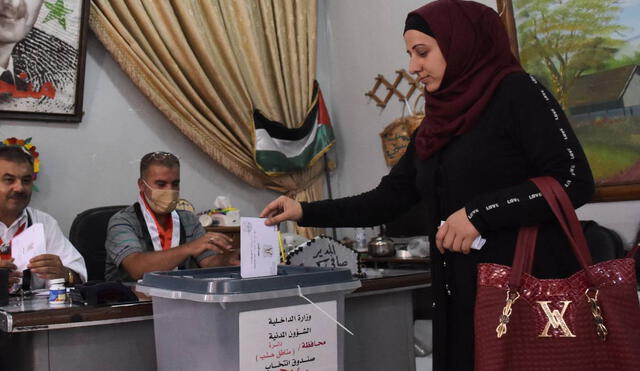 Ciudadana siria ejerciendo su voto en elecciones pasadas. Foto: AFP