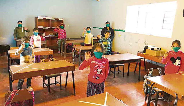 De regreso. Niños de Huarhua regresaron a clases presenciales. Su maestra para evitar traer el virus, decidió vivir en colegio.