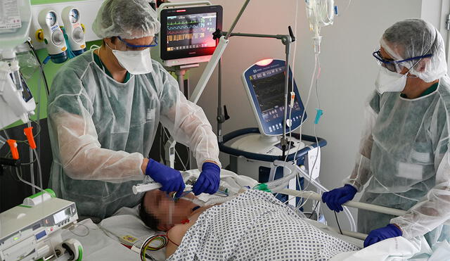 Médicos atienden a un enfermo con COVID-19. Foto: AFP