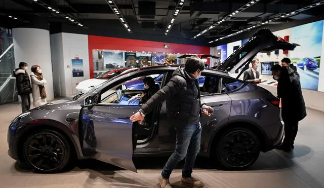 Tesla y Elon Musk han presumido, en numerosas ocasiones, las capacidades de Autopilot. Foto: AFP