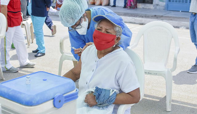 Vacunación de personas mayores de 80 años inicia este lunes 26 de abril en diferentes distritos de la región Lambayeque. Foto: Municipalidad de La Victoria.