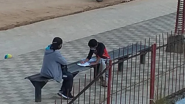 Alumno no tiene computadora y maestra le enseña en parque de Chachapoyas. Foto: Yenny Solis Calero (Facebook)