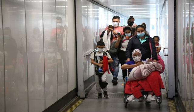 Este grupo de migrantes llegaron a Venezuela provenientes de Guayaquil en un vuelo de Conviasa, la aerolínea estatal que se encarga del Plan Vuelta a la Patria. Foto: Twitter/@RanderPena
