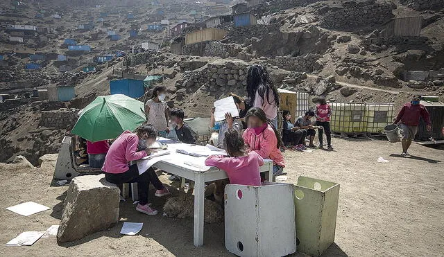 Sin recursos. Muchos niños estudian en malas condiciones, sin conectividad y sin servicios. Foto: John Reyes