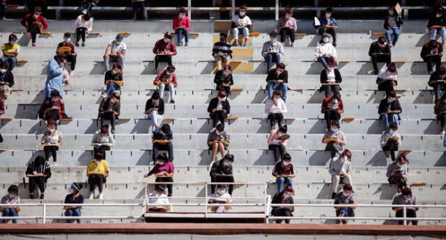 Jóvenes rindieron el examen en las tribunas del estadio de la UNSA. Foto: Rodrigo Talavera / La República