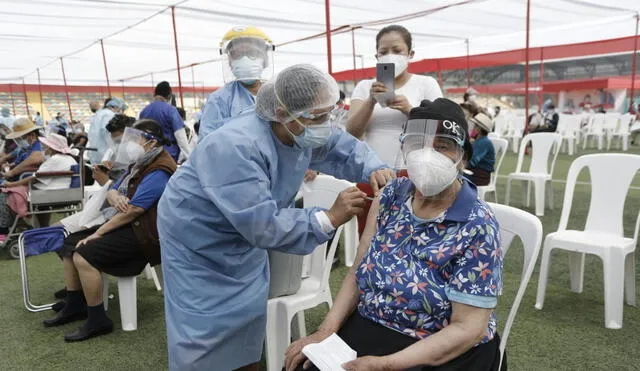 Vacunación se está desarrollando en 28 distritos en Lima y Callao. Foto: Antonio Melgarejo / La República