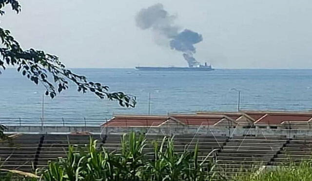 Medios locales han informado que el fuego en el barco petrolero estaría controlado. Foto: AFP