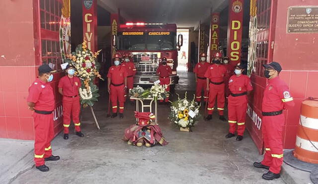 Cuerpo de bomberos de la Salvadora N.° 27 rindió un sentido homenaje en su sede. Foto: Tvi Noticias/Facebook