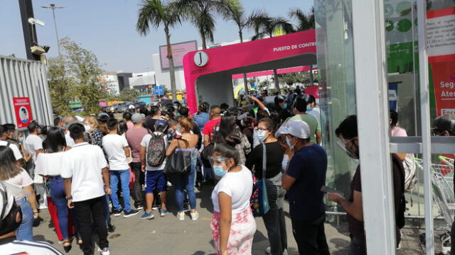 En la entrada del centro comercial se vieron grandes aglomeraciones. Foto: @LuisRosalesPeru / Twitter