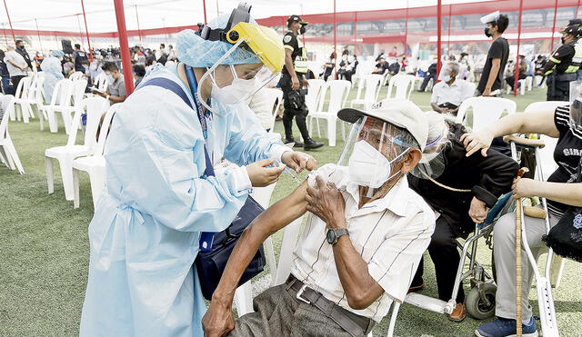 Pone el hombro. La jornada de vacunación de adultos mayores de 80 años continúa hoy, pese a la inmovilidad obligatoria. Foto: Antonio Melgarejo/La República