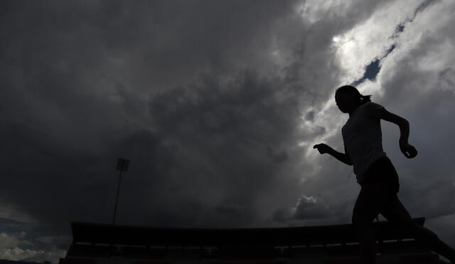La multicampeona sudamericana y panamericana de atletismo trota al caer la tarde en el Estadio Huancayo.