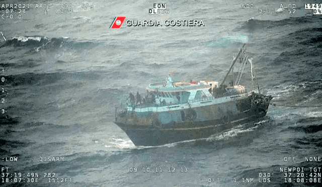 El Centro Nacional Operativo de la Guardia Costera italiana envió tres patrulleras a la zona, además de una nave de rescate. Foto: EFE
