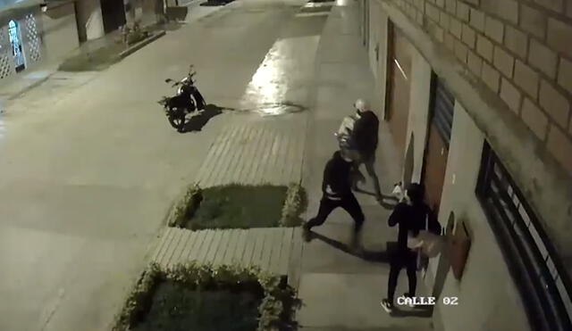 Los dos malhechores atacaron a la víctima en medio de una calle solitaria. Foto: captura de Canal N