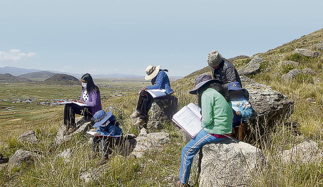 Desde el inicio de la pandemia, marzo del 2020, así se educan los alumnos del José Antonio Encinas. Foto: Juan Carlos Cisneros / La República