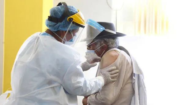 En otras regiones del sur, como en Puno, inició la vacunación de adultos mayores este lunes. Foto: Juan Carlos Cisneros / La República