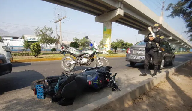 Policía cercó el área donde yacía la motocicleta y el cadáver. Grace Mora/URPI-LR