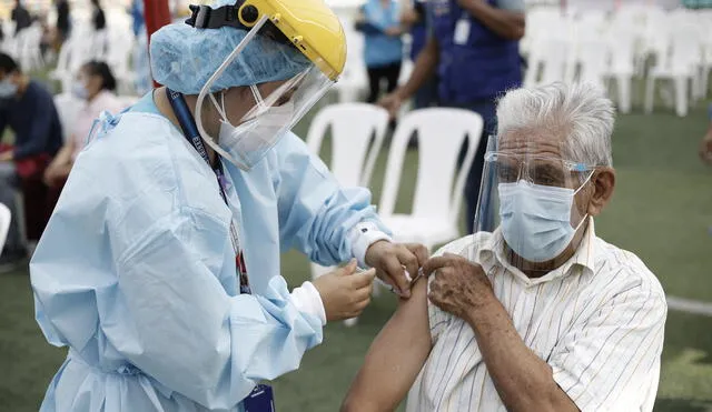 Ministro de la Producción volvió a garantizar la vacunación de todos los adultos mayores hasta julio. Foto: Antonio Melgarejo / La República