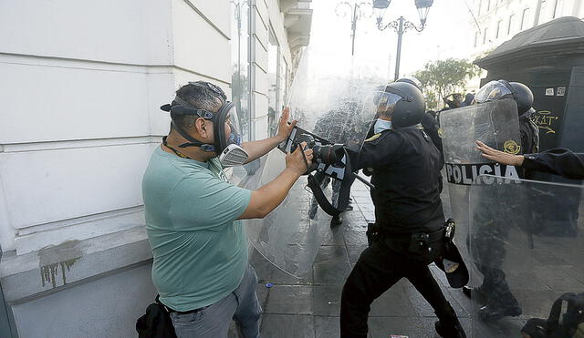 Acometida. En noviembre pasado, más de cuarenta periodistas que cubrieron las protestas fueron atacados por la policía. Foto: Marco Cotrina / La República