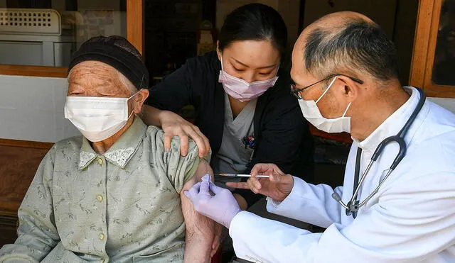 Aunque Japón registra un proceso de vacunación lento contra el coronavirus, se mostró dispuesto a respaldar a otros países para que también puedan inmunizar a su población. Foto: AFP