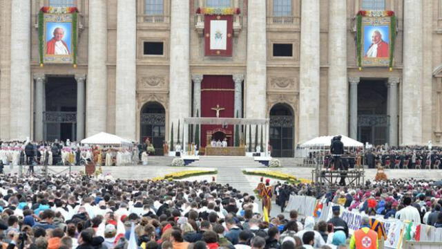 Hace siete años el papa Francisco presidió en la plaza de San Pedro la canonización de Juan Pablo II y de Juan XXIII. Foto ABC