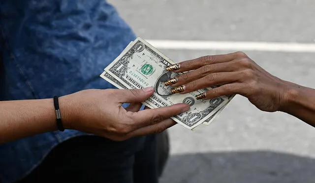 En Venezuela cada vez se usan más los dólares y se reseña la tasa oficial del BCV. Foto: AFP