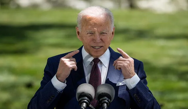 El presidente Biden ratificó el martes que las personas vacunadas ya no tienen que usar mascarillas en exteriores. Foto: AFP