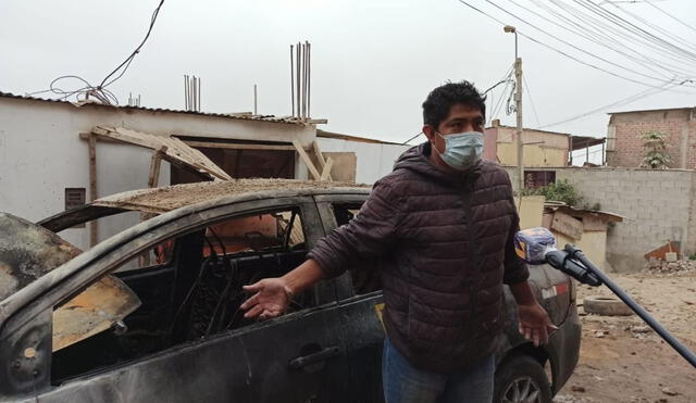 El taxista y los vecinos lograron apagar el incendio antes de que el vehículo explote. Foto: Deysi Portuguez / URPI-LR