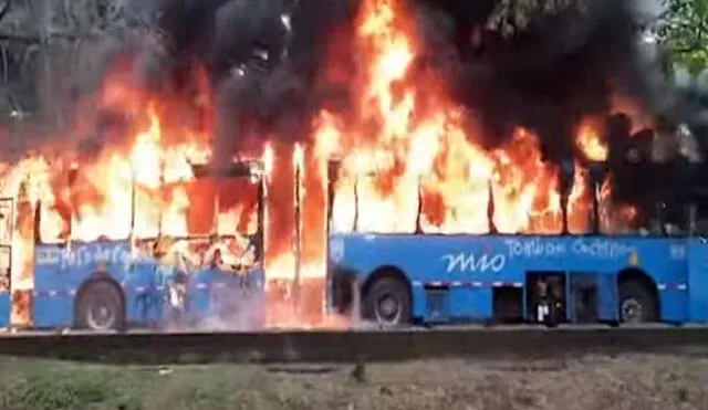 Bus quemado durante los disturbios ocurridos en Cali, Colombia. Foto: captura video/El Tempo