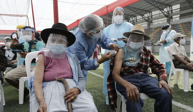 Adultos mayores podrán acudir desde el viernes 30 de abril a los vacunatorios dispuestos. Foto: Antonio Melgarejo / La República