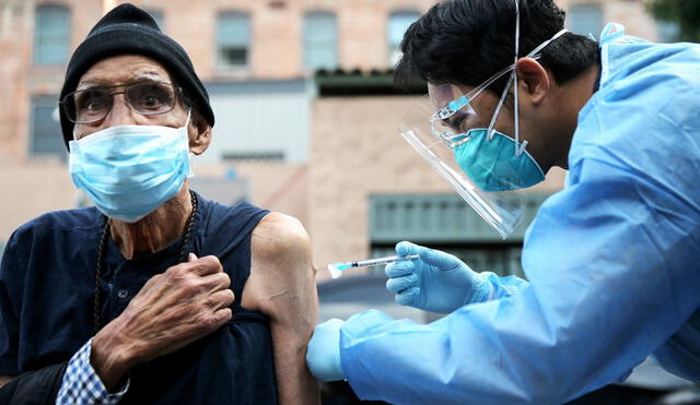 El 52% de habitantes en Nueva York ha sido vacunado con una dosis y el 36% ha recibido las dos. Foto: AFP