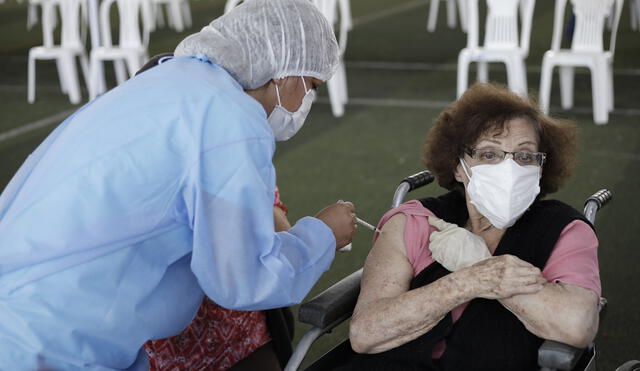 La inoculación de adultos mayores se realizará todos los días de forma simultánea en 51 distritos. Foto: Antonio Melgarejo / La República