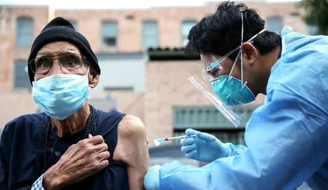 El 52% de habitantes en Nueva York ha sido vacunado con una dosis y el 36% ha recibido las dos. Foto: AFP