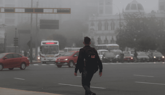 Neblina intensa se percibió en la capital. Foto: Carlos Felix / La República