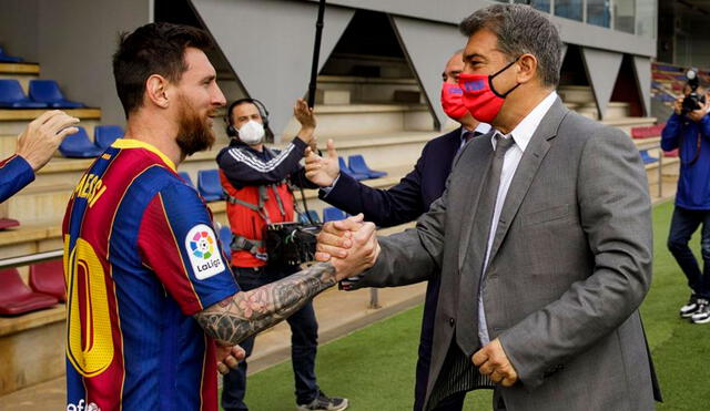 Messi y Laporta saludándose en la foto oficial del conjunto azulgrana. Foto: FC Barcelona