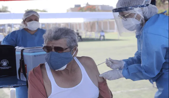 Desde el 30 de abril se inició el proceso de vacunación para adultos mayores de 70 años. Foto: Jorge Cerdán/La República