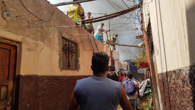 Incendio de código 2 afecta fábrica y viviendas en Barrios Altos. Foto: Mary Luz Aranda/URPI-LR