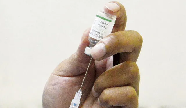 Dosis. El fármaco ha sido aplicado a los profesionales de primera línea en el Perú. Foto: AFP