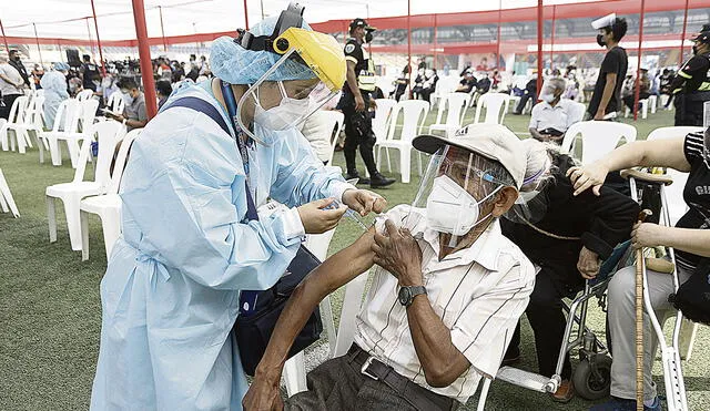 Una inyección de fe. Con la llegada de más de 3 millones de dosis en mayo se dará paso a la vacunación masiva en Lima y Callao y también en las regiones. Foto: Antonio Melgarejo/La República