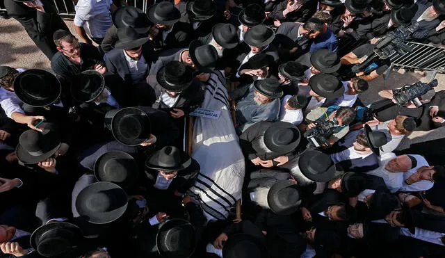 Los ultraortodoxos despidieron a las víctimas fatales en la ceremonia de este viernes 30 de abril en Israel. Foto: AFP