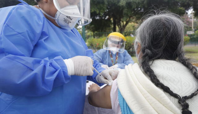 Adulta mayor recibe la primera dosis de la vacuna en el Campo de Marte. Carlos Félix / La República