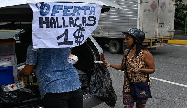 Cada vez se usan más los dólares en Venezuela, sea para conocer el precio en bolívares o directamente para adquirir todo tipo de mercancías. Foto: AFP