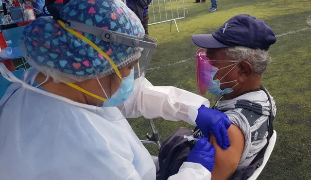 Adulto mayor de 70 años recibe su primera dosis de la vacuna en el Callao. Foto: María Pía Ponce / URPI-LR