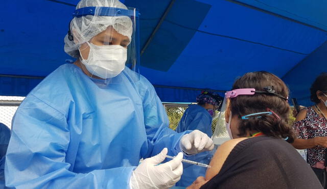 Vacunación en el Callao a mayores de 70 años. Foto: María Pía Ponce / URPI-LR